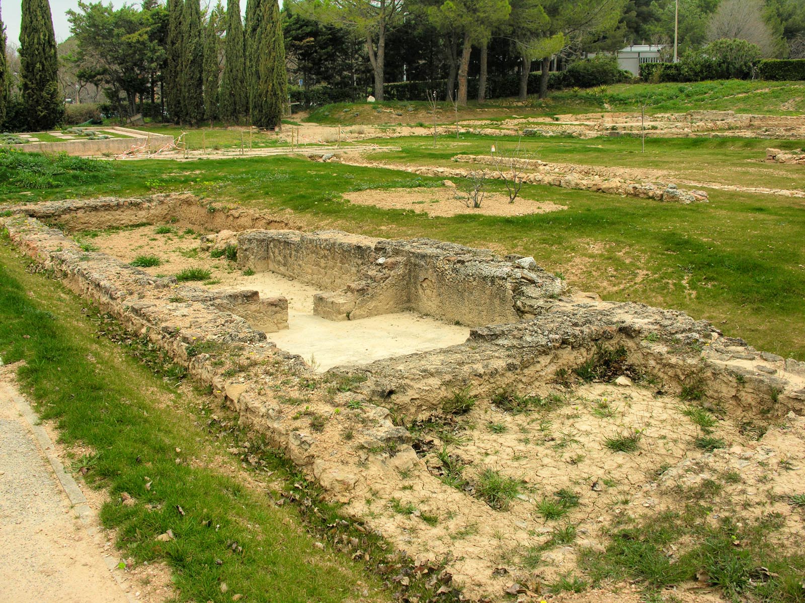 De la villa gallo-romaine, il ne reste aujourd'hui plus que les thermes et les fondations deu bâtiment résidentiel.